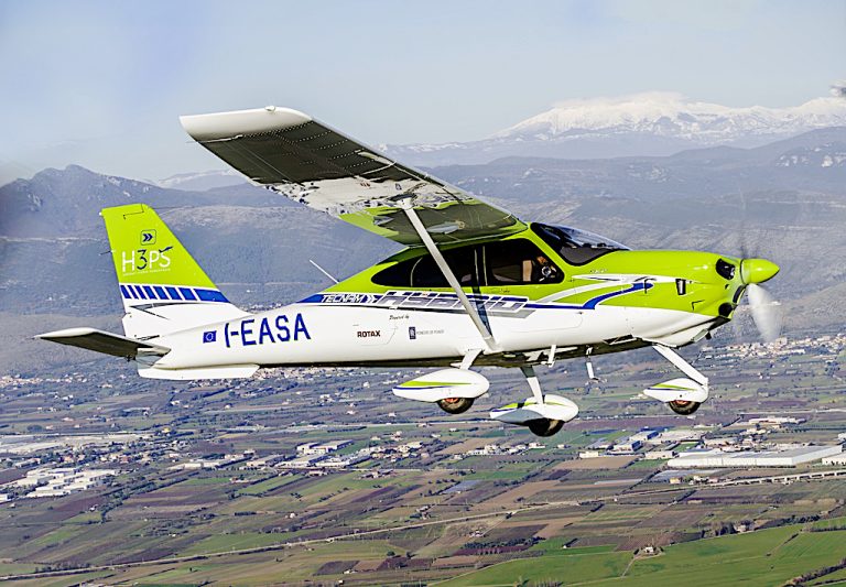 L’aereo ibrido Tecnam P2010 H3PS prende il volo per la prima volta: una pietra miliare nell’aviazione verde