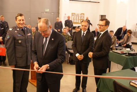 Taglio del nastro durante la cerimonia (foto Finmeccanica)