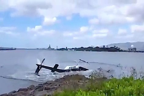 Elicottero precipita in mare alle Hawaii a pochi metri dalla costa