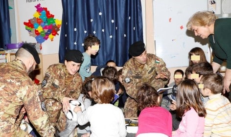 I militari italiani di KFOR per i bambini di “SOS Village” (Esercito Italiano)