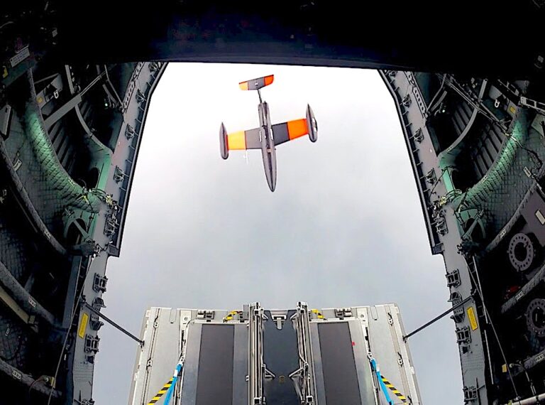 Per la prima volta un dimostratore di drone di supporto lanciato e operato da un A400M in volo
