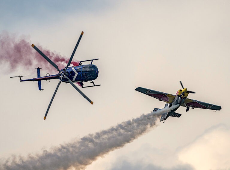 Manovre acrobatiche speciali all’Airshow AIRPOWER22 in Austria: presentata la Red Bull Acrobatic Triple