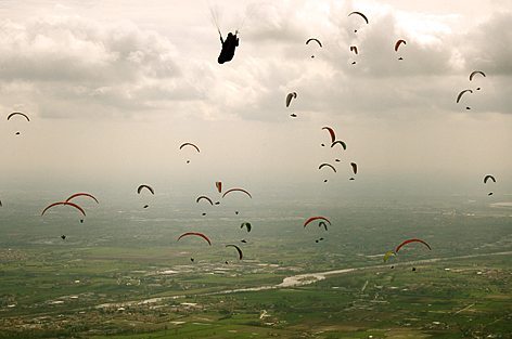 Alle pendici del Grappa l’Expo che parla di volo in parapendio e deltaplano