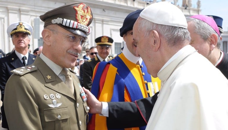 I militari riempiono Piazza San Pietro (Esercito Italiano)