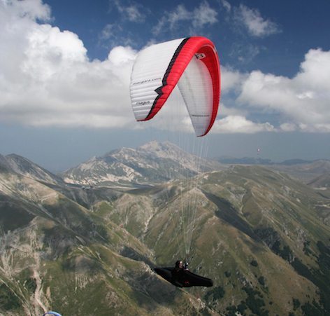 Un parapendio in volo fra i monti (foto FIVL)