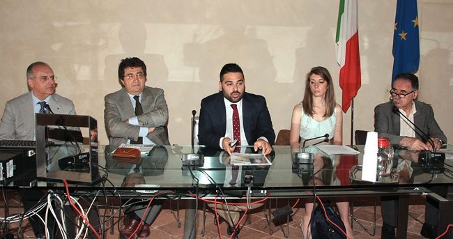 Da sx. vicepresidente AIL Alfonso Zaccaria, il presidente AeCLugo Giovanni Baracca, il sindaco di Lugo Davide Ravalli, l'assessore Anna Giulia Gallegati, il vicepresidente di BCC Credito Cooperativo Ravennate e Imolese, Raffaele Gordini (foto Falconi)