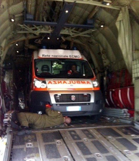 L'ambulanza duramte l'imbarco sul C130 (foto Aeronautica Militare)