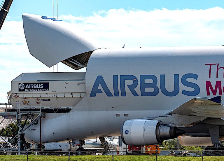 Airbus Beluga consegna il satellite Airbus al Kennedy Space Center