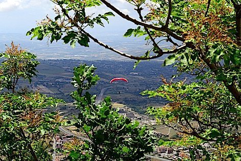 Raduni di parapendio e deltaplano in Valle d’Aosta, Calabria e Toscana